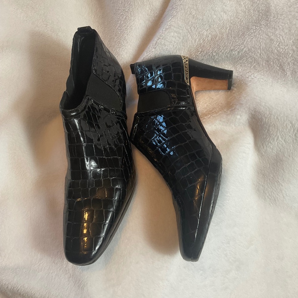 Brighton Trill black croc-embossed leather heeled booties Sz 9.5